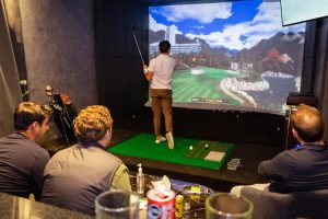 Golfistas compitiendo y disfrutando en la Liga Nacional de Golf en Mulligan's.