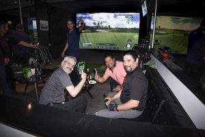 Equipos celebrando en el Torneo de Golf A Go Go durante el séptimo aniversario de Mulligan's.