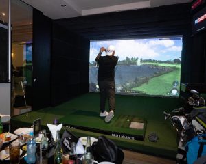 Disfruta de una emocionante partida de golf indoor en Mulligan’s durante la Navidad.