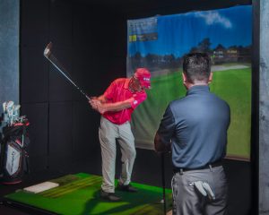 Mulligan's, el destino ideal para el golf de calidad con simuladores avanzados y lecciones personalizadas para todos los niveles.