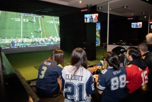 Fanáticos emocionados disfrutando del Super Bowl en Mulligan's.